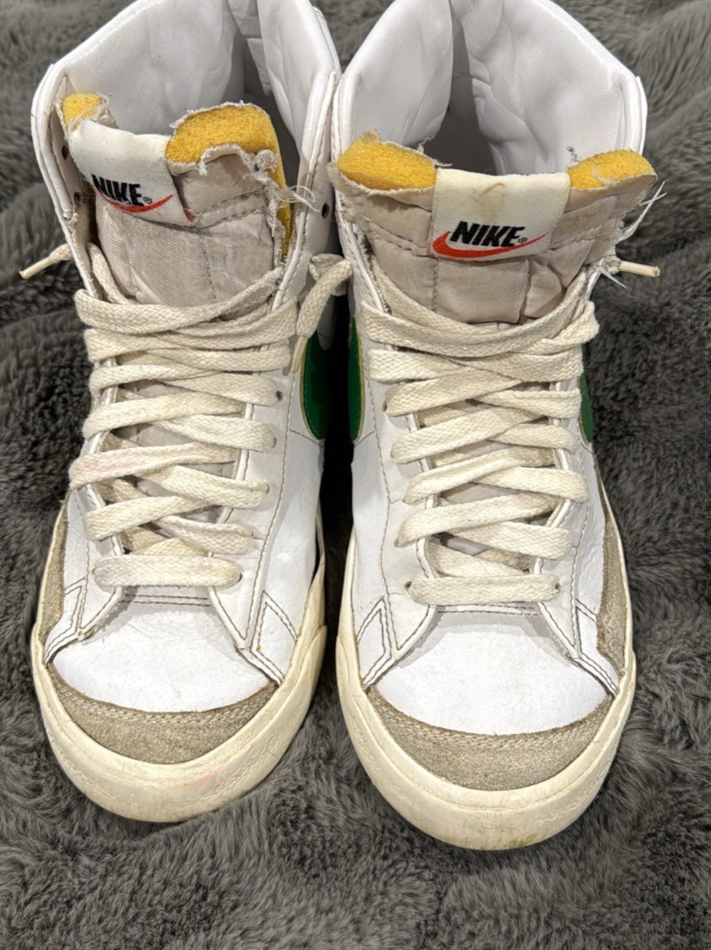 Nike men’s 7.5 White High-Top blazers Sneakers with Green Swoosh